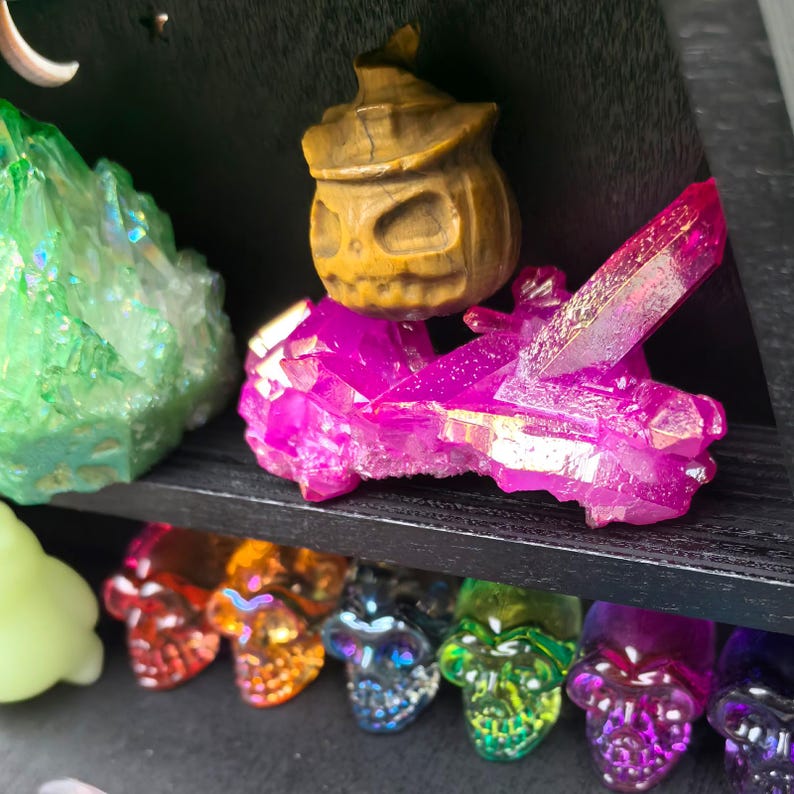 Witch Hat Crystal Shelf – Wooden Witchy Altar Display, Halloween Gothic Decor, Celestial Crystal Storage, Wiccan Ritual Shelf